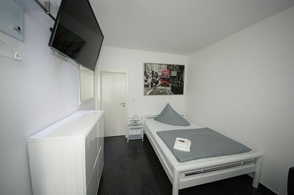 Hotel Am Rosenplatz,24 Stunden Check In, Kostenfreie Parkplaetze Brechtorf الغرفة الصورة