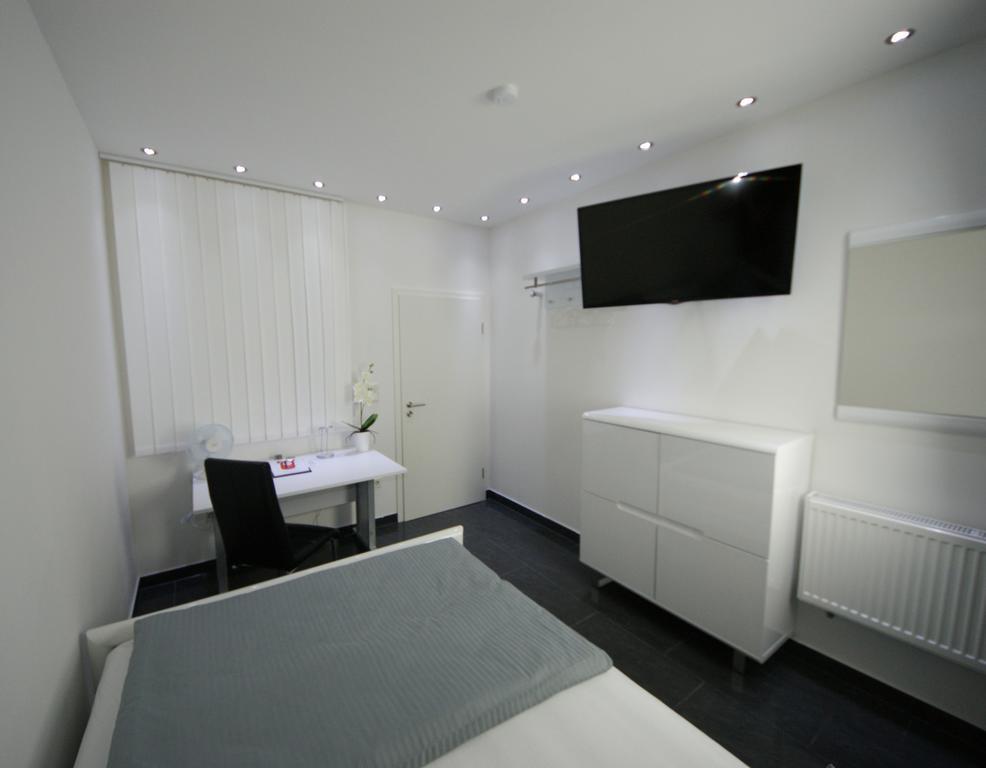 Hotel Am Rosenplatz,24 Stunden Check In, Kostenfreie Parkplaetze Brechtorf الغرفة الصورة